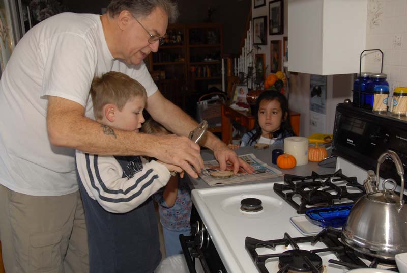 20071124_069_Making Ornaments